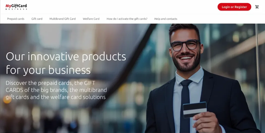 Home di MyGiftCard Business: logo, un pulsante Login or Register e il carrello; una barra di navigazione con Prepaid cards, Gift card, Multibrand Gift Card, Welfare Card, How do I activate the gift cards? e Help and contacts; il titolo Our innovative products for your business sopra la foto di un uomo che tiene una carta.